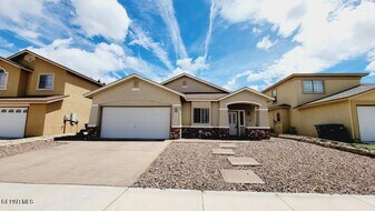 1520 Prickley Pear Dr in El Paso, TX - Building Photo