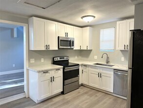 4318 1st St in Bacliff, TX - Foto de edificio - Building Photo