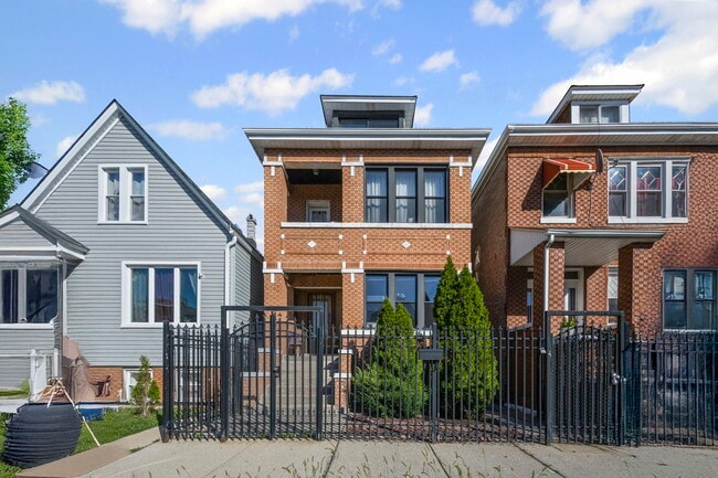 property at 4537 S Richmond St