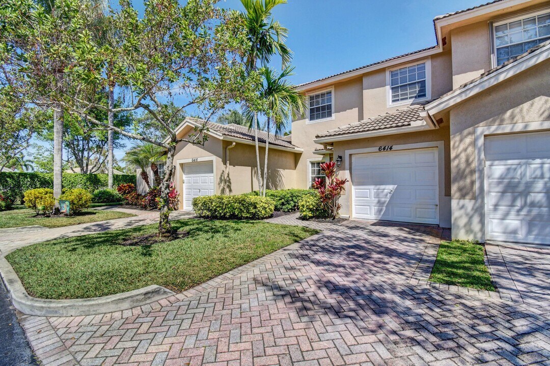 6414 Park Lake Cir in Boynton Beach, FL - Building Photo