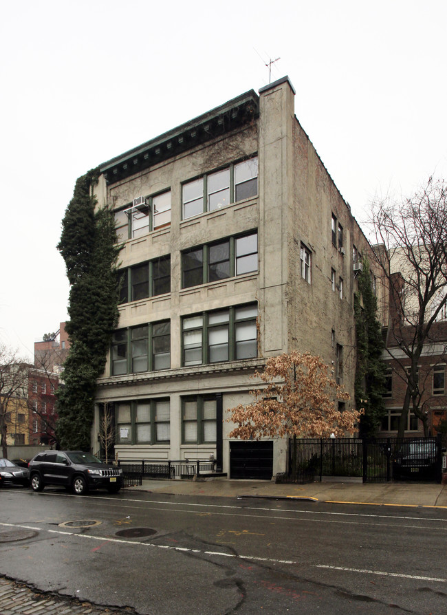 695 Washington St in New York, NY - Building Photo - Building Photo