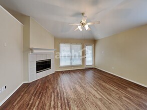 1000 Caleb St in Burleson, TX - Foto de edificio - Building Photo