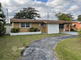 2712 Alcazar Dr in Miramar, FL - Building Photo
