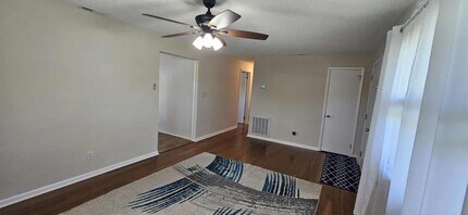 800 St James Church Rd in Newton, NC - Foto de edificio - Building Photo