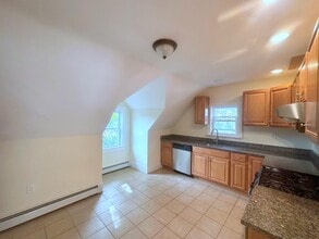 102 Sycamore St, Unit 3 in Somerville, MA - Building Photo - Building Photo