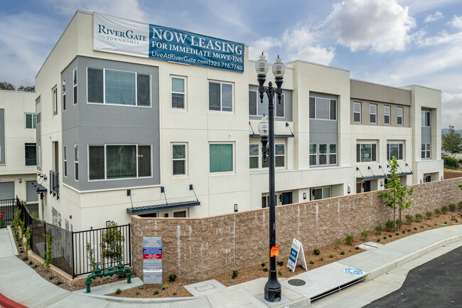 River Gate Townhomes in Montebello, CA - Building Photo - Building Photo