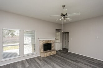 1007 Andrew St in Burleson, TX - Foto de edificio - Building Photo