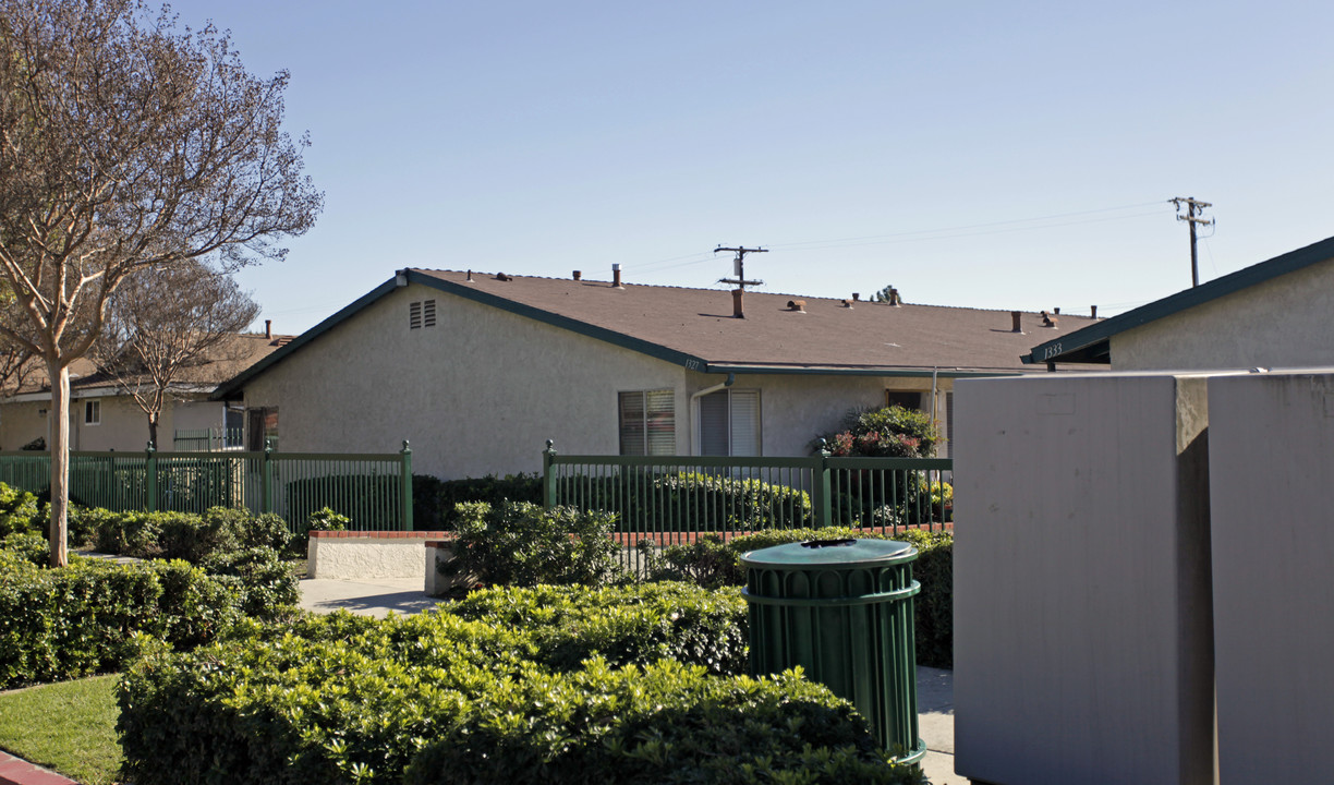 1327 W Stoneridge Ct in Ontario, CA - Building Photo