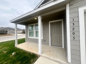 13203 Rosemary Cove in Saint Hedwig, TX - Foto de edificio - Building Photo
