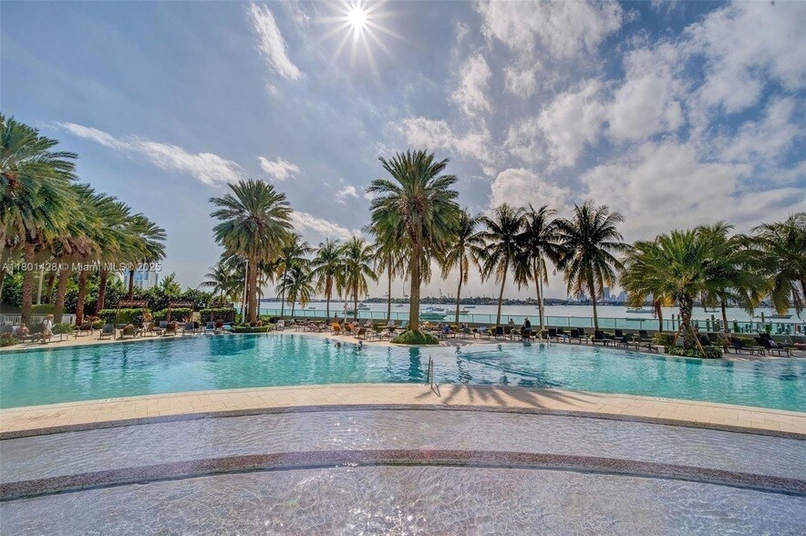 1500 Bay Rd, Unit S-0302 in Miami Beach, FL - Building Photo