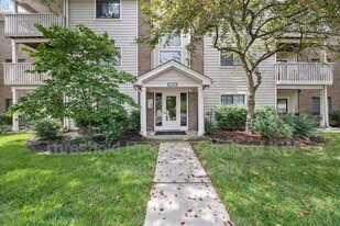 6823 Meadow Creek Dr in Columbus, OH - Building Photo