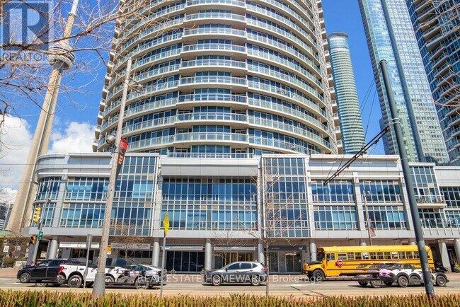 218 Queens Quay W in Toronto, ON - Building Photo - Building Photo