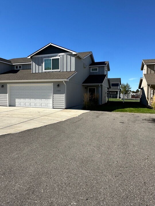 1107 N Manifold Ln in Spokane Valley, WA - Building Photo