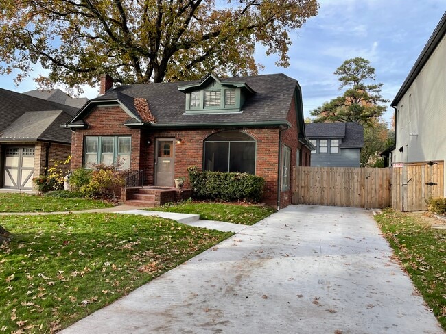 109 E 26th Pl, Unit Front House