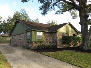 1406 Saxony Ln in Houston, TX - Foto de edificio - Building Photo