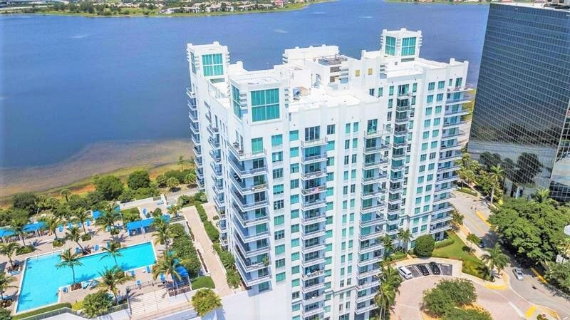 300 S Australian Ave, Unit 601 in West Palm Beach, FL - Building Photo