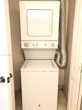 4637 NW 97th Ct in Doral, FL - Foto de edificio - Building Photo