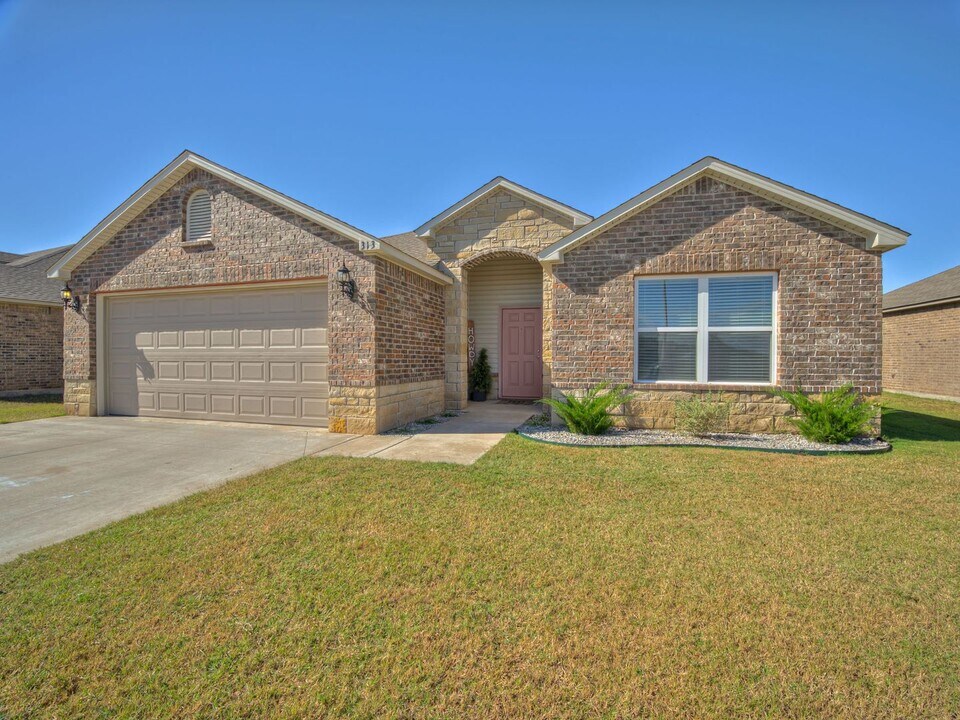 313 Foxtrot Ter in Newcastle, OK - Building Photo