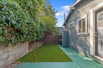 708 Tularosa Dr in Los Angeles, CA - Building Photo - Building Photo