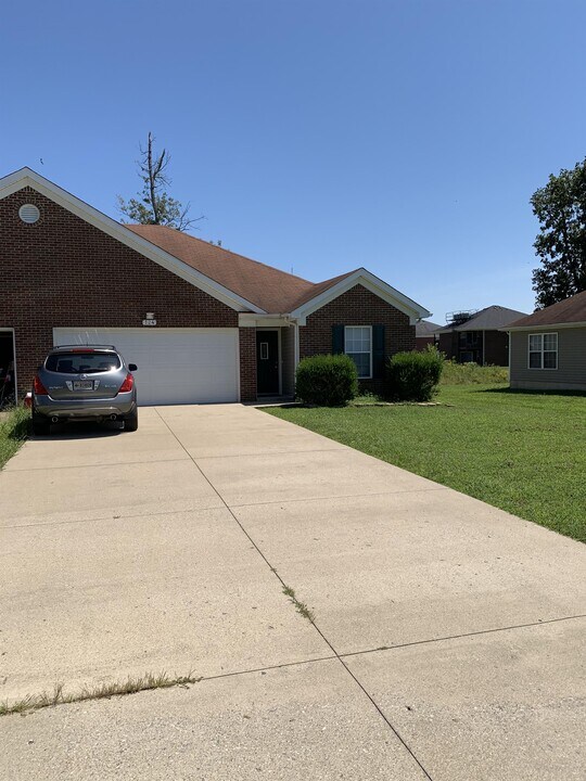 124 Clover Ct in Radcliff, KY - Building Photo