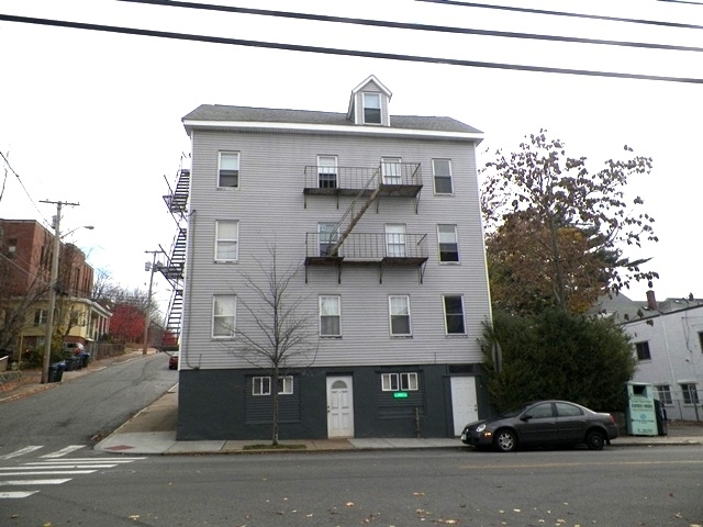 667 Charles St in Providence, RI - Foto de edificio