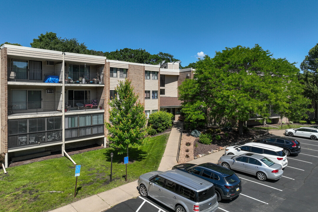 Shannon Glen Condominiums in Eagan, MN - Building Photo