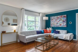 6004 Woodview Ave in Austin, TX - Foto de edificio - Building Photo