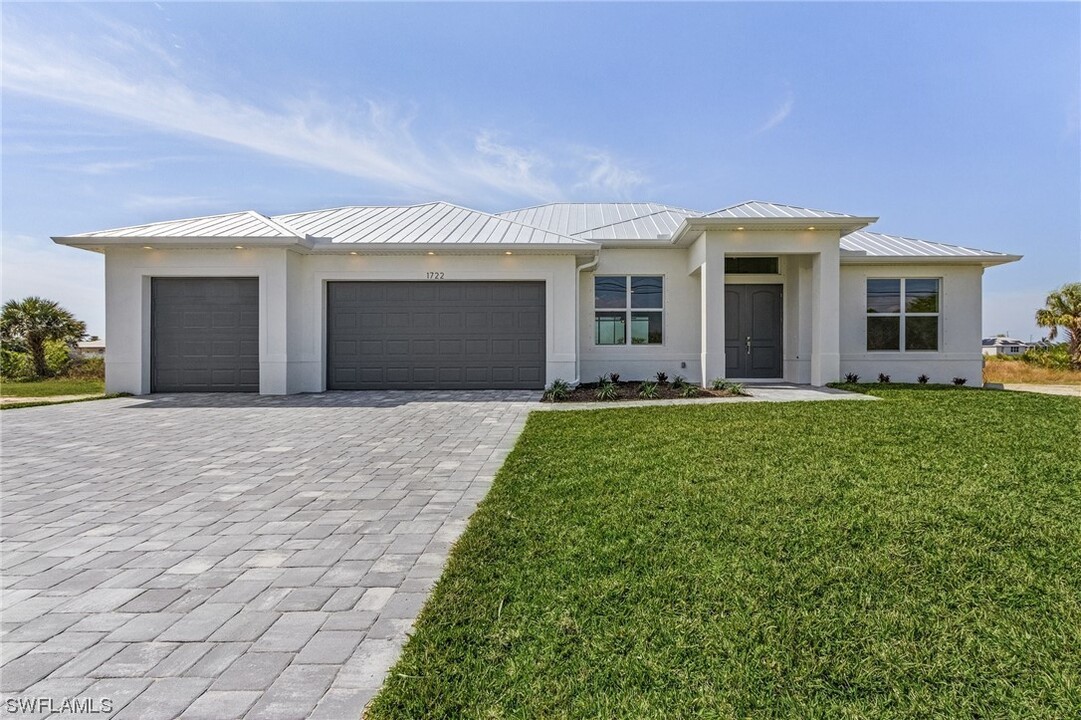 1722 NE 24th Ave in Cape Coral, FL - Foto de edificio