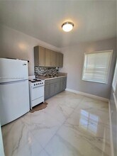 720 NE 5th St-Unit -1-2 in Hallandale Beach, FL - Building Photo - Building Photo