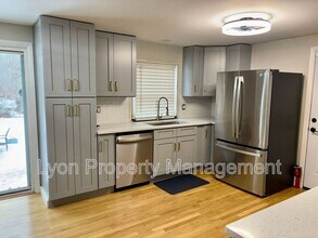 128 Thurston St in East Providence, RI - Building Photo - Building Photo