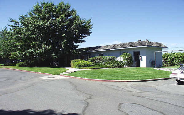 9448 Orangevale Ave in Orangevale, CA - Foto de edificio - Building Photo