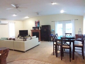 4912 Upland Dr in Alexandria, VA - Foto de edificio - Building Photo