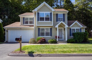 12 Echo Pond Rd in Monroe, CT - Building Photo