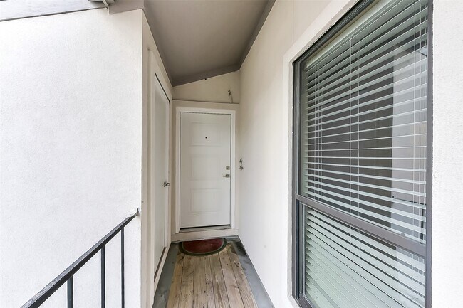 2425 Augusta Dr in Houston, TX - Foto de edificio - Building Photo