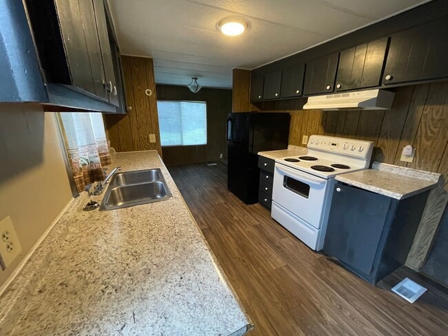 property at 1615 Higgins Rd SE