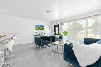 3632 SW 17th St in Fort Lauderdale, FL - Foto de edificio - Building Photo