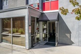 University Village in Hayward, CA - Foto de edificio - Building Photo