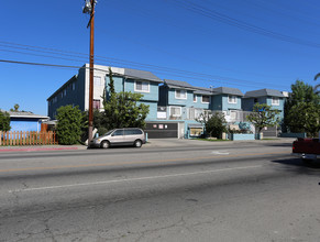 Santa Cruz Apartments in Van Nuys, CA - Building Photo - Building Photo