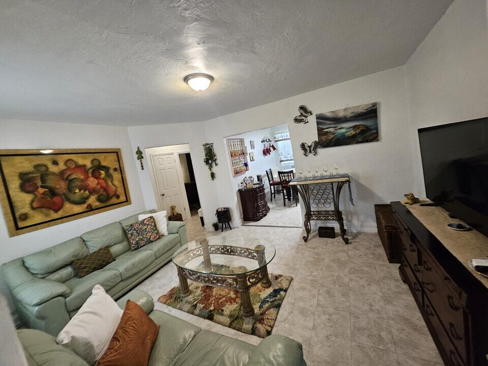 680 SW 7th Ave in Miami, FL - Building Photo