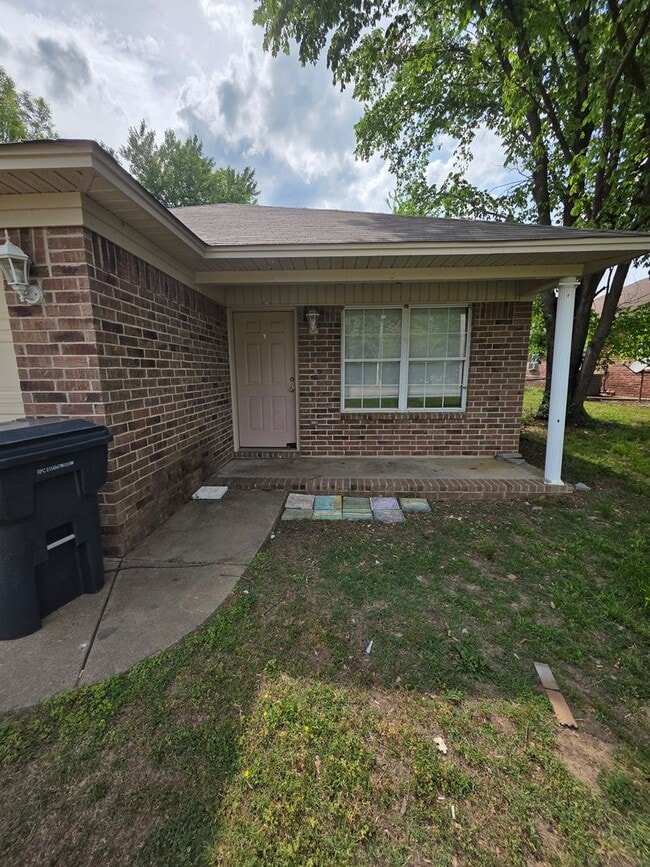 1007 N Parker Rd in Russellville, AR - Foto de edificio - Building Photo