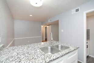2100 Wilcrest Dr in Houston, TX - Building Photo