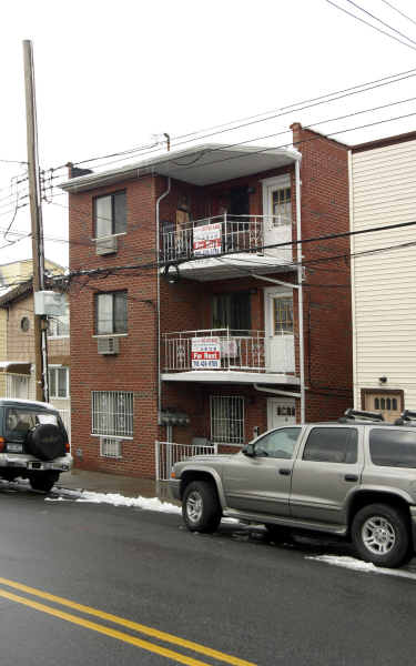 10421 43rd Ave in Flushing, NY - Building Photo