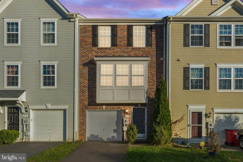 252 Rumbling Rock Rd in Hedgesville, WV - Building Photo