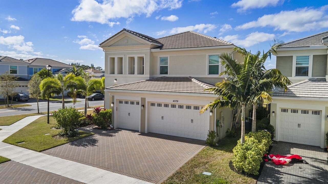 4579 Ambersweet Way in Loxahatchee, FL - Foto de edificio