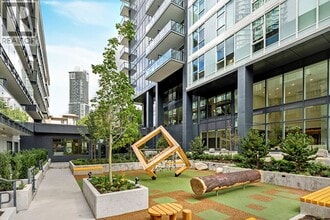 537 Cottonwood Ave in Coquitlam, BC - Building Photo - Building Photo