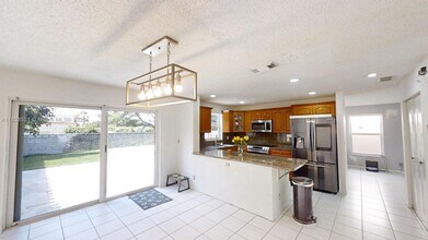 8422 SW 44th Pl in Davie, FL - Building Photo - Building Photo