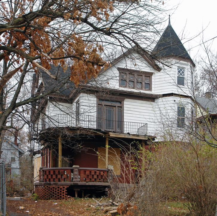 2207 Highland Ave in Cincinnati, OH - Building Photo