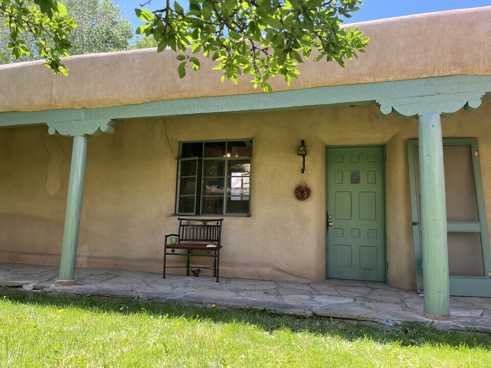104 Padre Martinez Ln in Taos, NM - Building Photo
