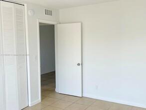 1100 NE 1st Ct in Hallandale Beach, FL - Building Photo - Building Photo
