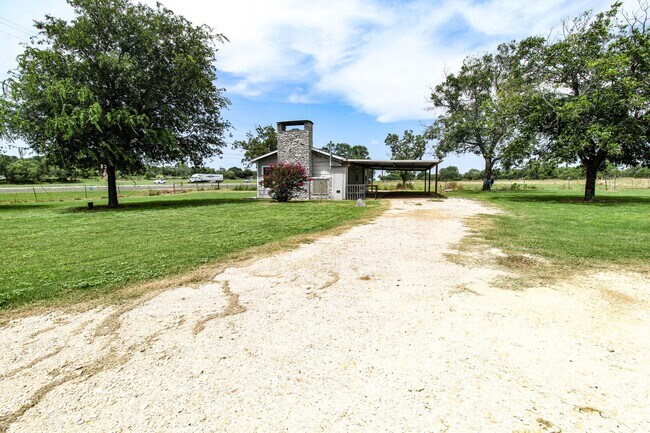 17673 Interstate 35 Access Rd in Lytle, TX - Building Photo - Building Photo